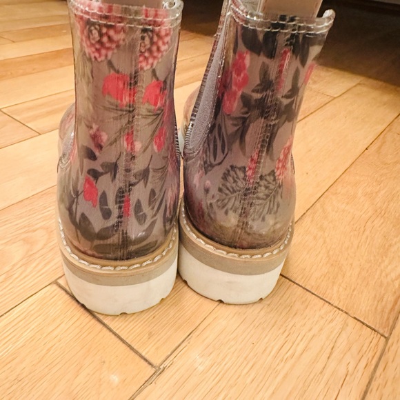 Cougar Kensington waterproof Chelsea boot.
Size 6 used - Picture 10 of 10